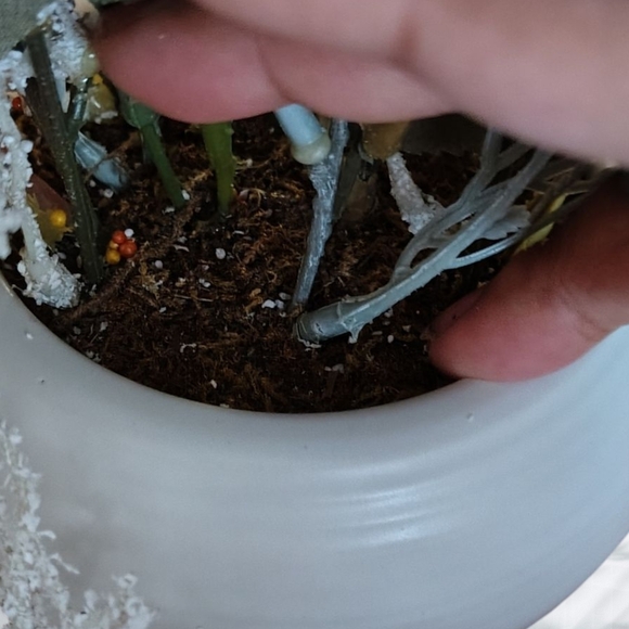 Elegant Floral Arrangement in White Vase - Picture 4 of 4